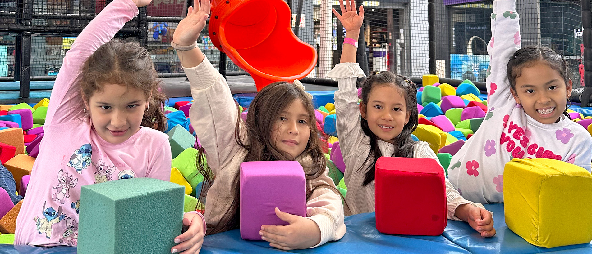 Niños viviendo momentos de diversión total saltando en el parque de trampolines