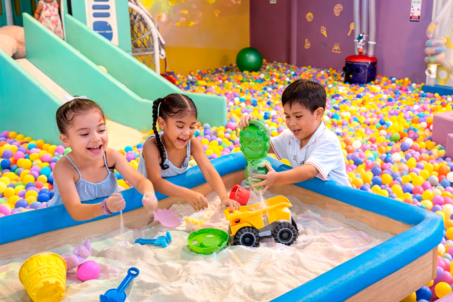 Piscina de pelotas y juegos suaves en la Zona Kids, ideal para niños pequeños y la primera infancia.