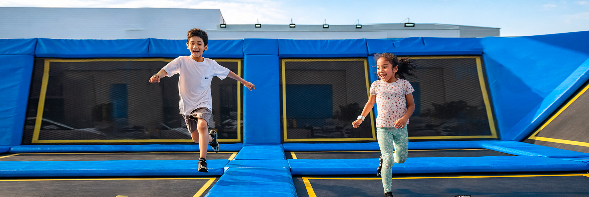 Jumpy jugando con niños en piscina de pelotas, diversión total en nuestras sedes Jump Spot