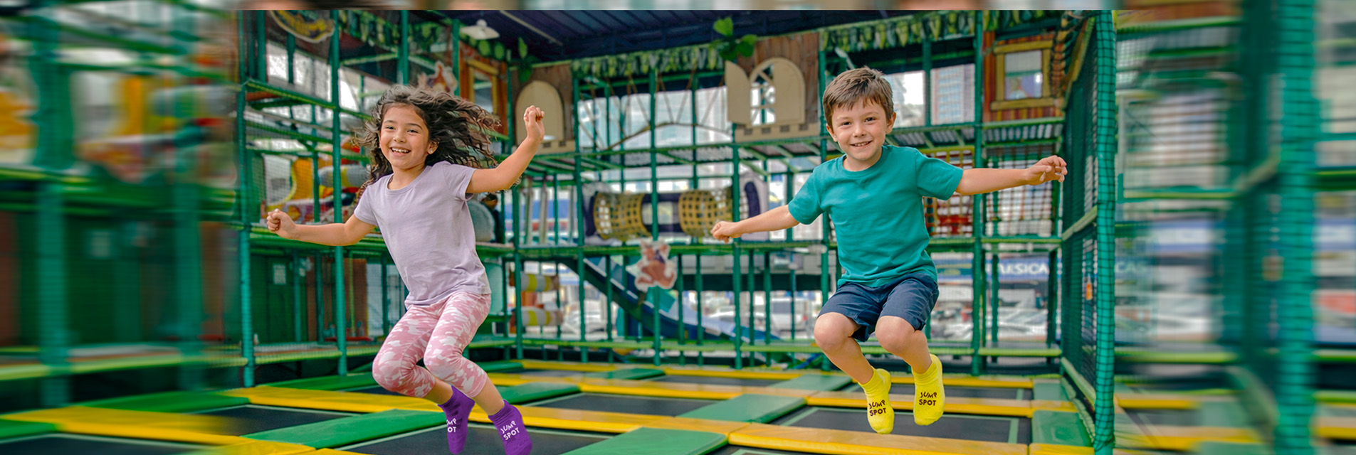 Niños saltando felices en trampolines modernos, ubica tu local Jump Spot más cercano