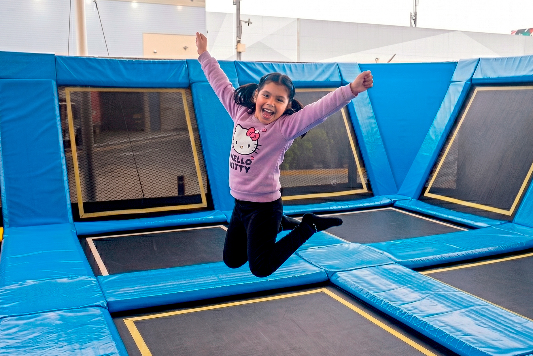 Área de trampolines y saltos recomendada para niños grandes, adolescentes y jóvenes en Jump Spot