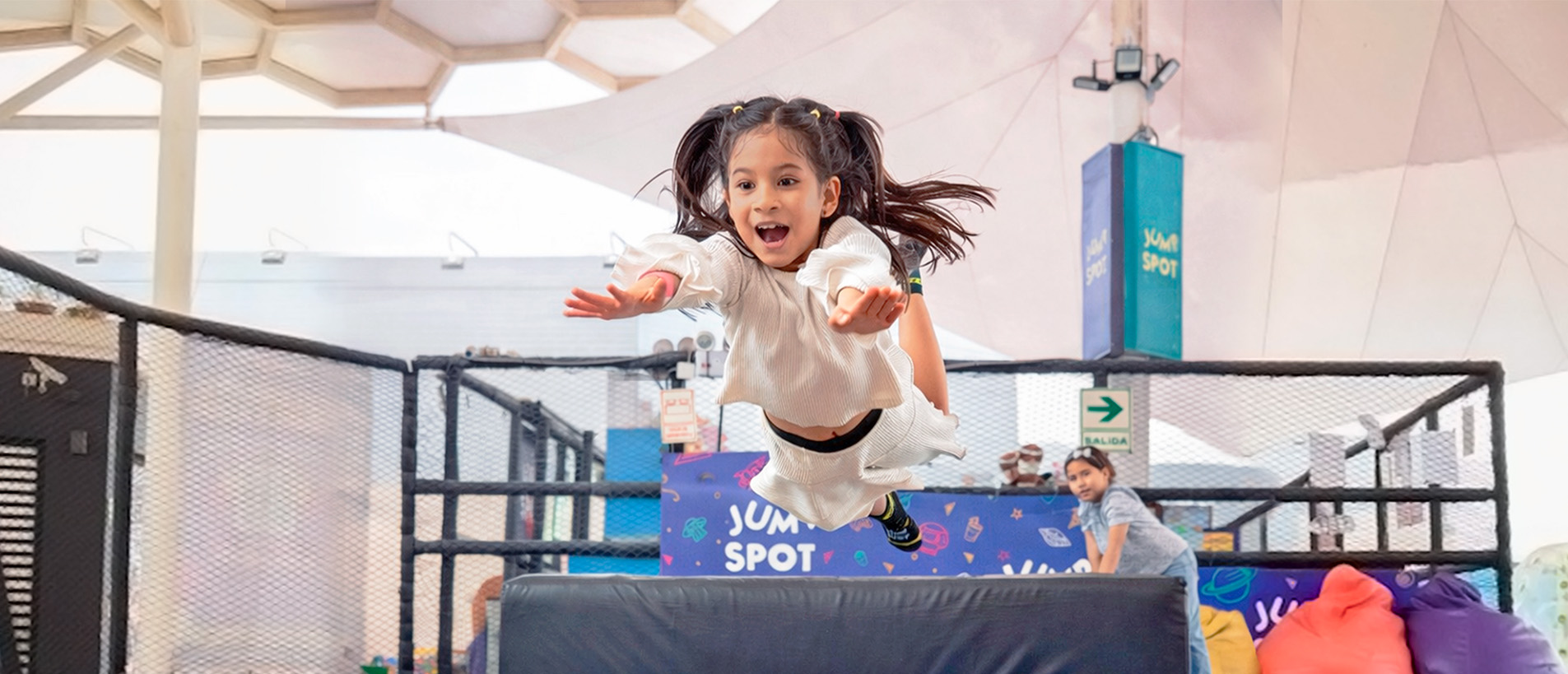Experiencia de juego y adrenalina para niños en las instalaciones de Jump Spot.